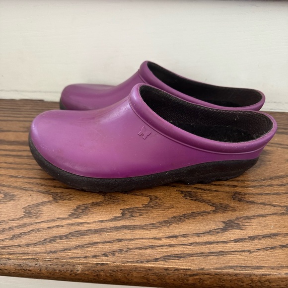 Turf king garden clogs, size 7 - Picture 2 of 6